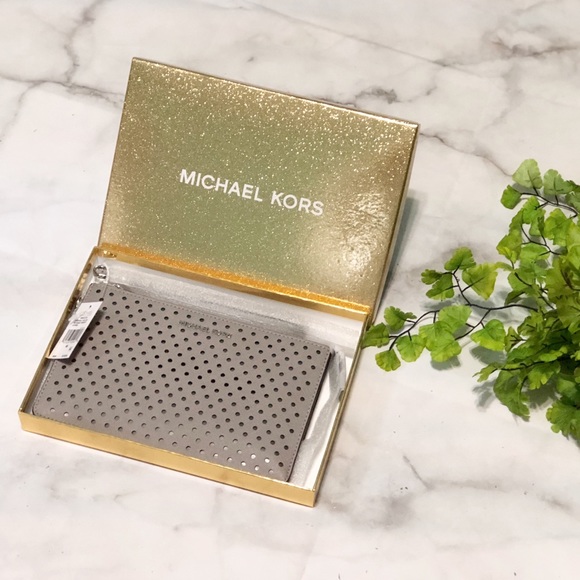 Michael Kors Handbags - ‼️LAST ONE‼️Michael Kors Gusset Wristlet Grey O92